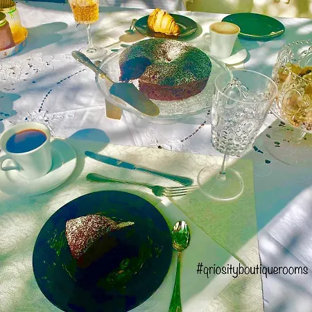 Bed & Breakfast Q-riosity Boutique *