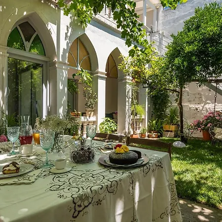 Q-riosity Boutique Bed & Breakfast *