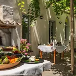 Q-riosity Boutique Bed & Breakfast 3*